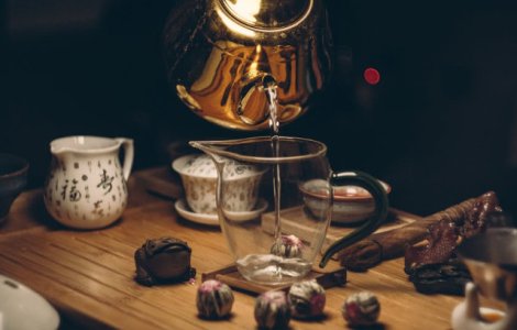  Top  10 beneficii ale consumului de apa fierbinte