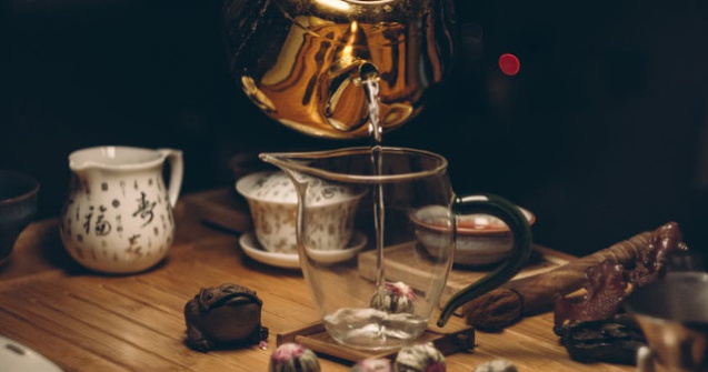  Top  10 beneficii ale consumului de apa fierbinte