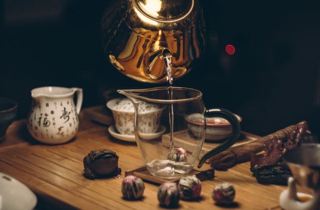 10 beneficii ale consumului de apa fierbinte