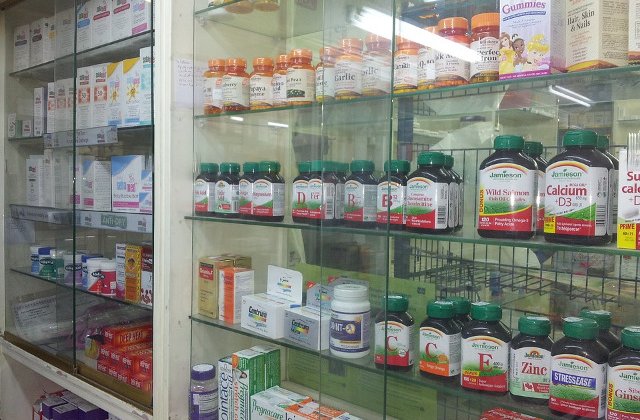 Un pensionar a fost despagubit cu 10.000 de lei dupa ce a alunecat pe gheata de la intrarea intr-o farmacie