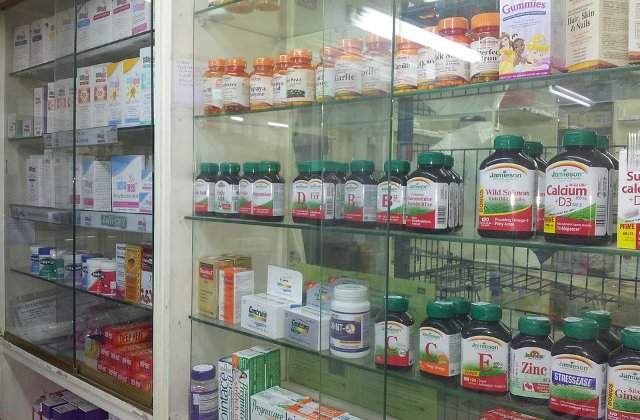 Un pensionar a fost despagubit cu 10.000 de lei dupa ce a alunecat pe gheata de la intrarea intr-o farmacie