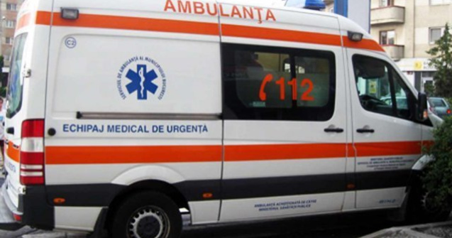 O pacienta cu picioarele strivite a fost mutata de ambulantieri, fara sa fie imobilizata / VIDEO