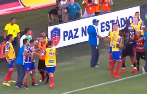 Un meci de fotbal din Brazilia a fost oprit dupa ce jucatorii s-au luat la bataie/ VIDEO
