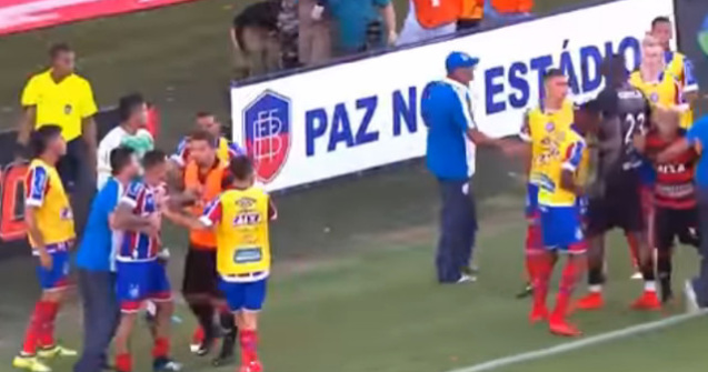 Un meci de fotbal din Brazilia a fost oprit dupa ce jucatorii s-au luat la bataie/ VIDEO