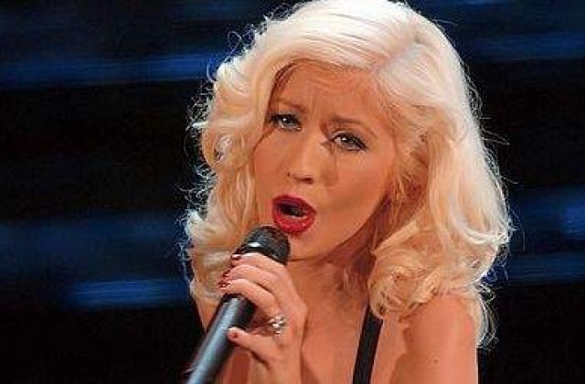 [FOTO] Christina Aguilera s-a dezbracat pentru W Magazine