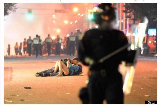 Protagonistii "Make love not war" din Vancouver au fost identificati