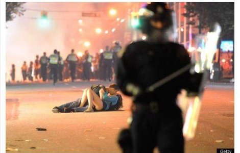 Protagonistii "Make love not war" din Vancouver au fost identificati