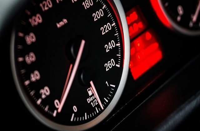 Un adolescent de 15 ani, prins la volanul unei masini, a oferit mita pentru a scapa