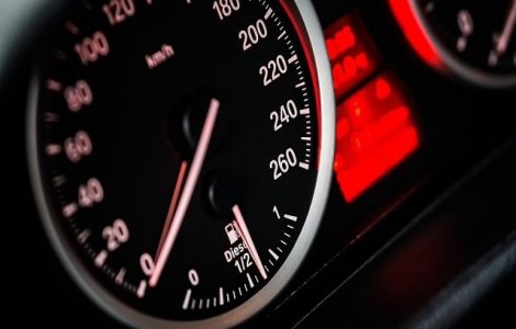 Un adolescent de 15 ani, prins la volanul unei masini, a oferit mita pentru a scapa