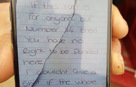 O femeie a fost arestata dupa ce a lasat pe ambulanta un mesaj revoltator