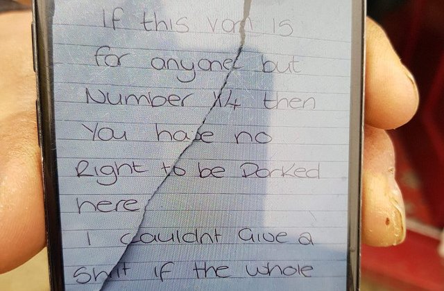 O femeie a fost arestata dupa ce a lasat pe ambulanta un mesaj revoltator