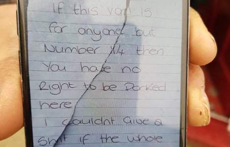 O femeie a fost arestata dupa ce a lasat pe ambulanta un mesaj revoltator