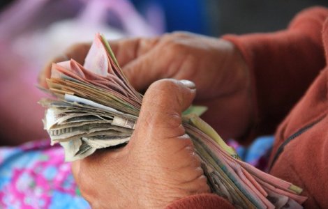 O batrana a fost inselata cu peste 70.000 de lei, prin metoda "accidentul"