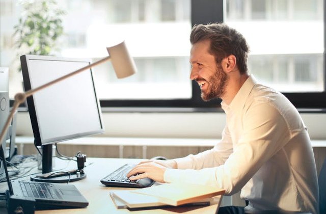 Protejeaza-ti ochii! 10 moduri in care te poti feri de lumina calculatorului