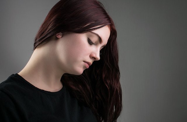 De la lipsa de volum la matreata: 7 urmari la care sa te astepti daca te speli rar pe cap