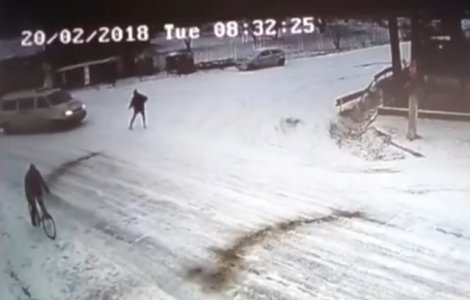 Un barbat a murit dupa ce a fost lovit de duba politiei / VIDEO