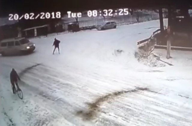 Un barbat a murit dupa ce a fost lovit de duba politiei / VIDEO