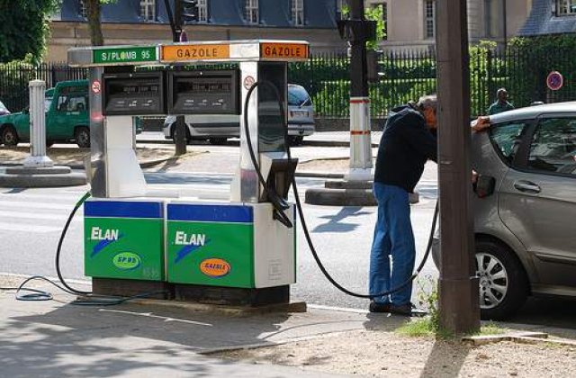 Pretul petrolului scade din cauza crizei datoriilor din Europa