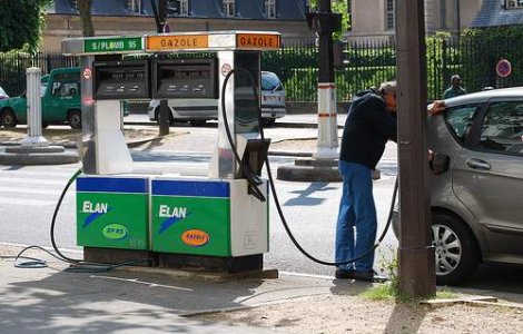 Pretul petrolului scade din cauza crizei datoriilor din Europa
