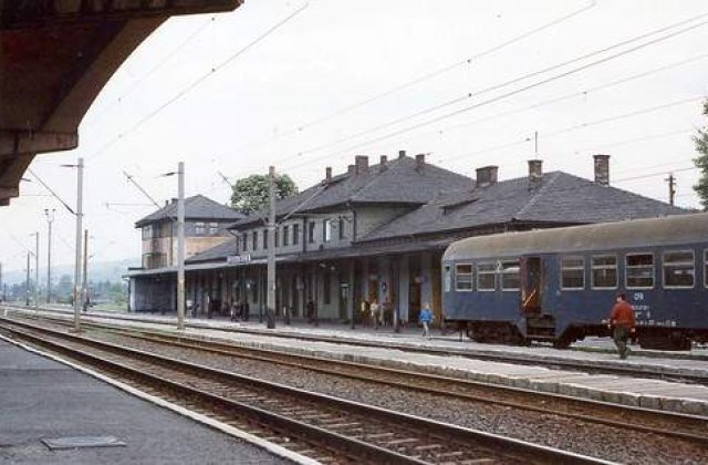 Arad: Un tir a intrat intr-un tren. Traficul feroviar este blocat