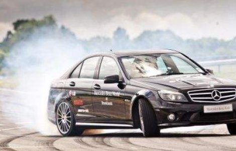 VIDEO: Cel mai lung drift din lume, reusit de un Mercedes