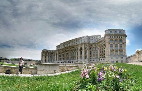 Palatul Parlamentului, albastru de Ziua mondiala a Refugiatului!