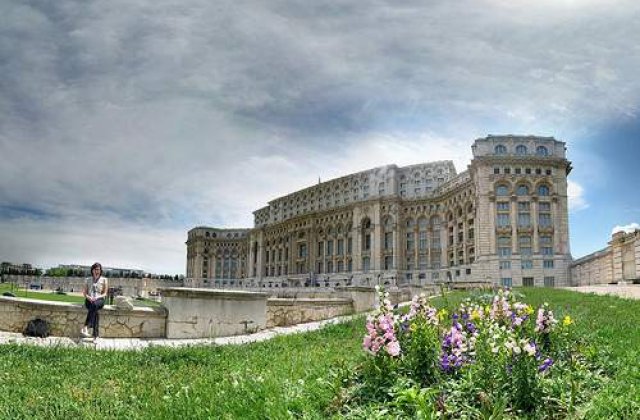 Palatul Parlamentului, albastru de Ziua mondiala a Refugiatului!