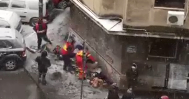 Medicii din Bucuresti au intervenit pentru a salva un om cazut la pamant