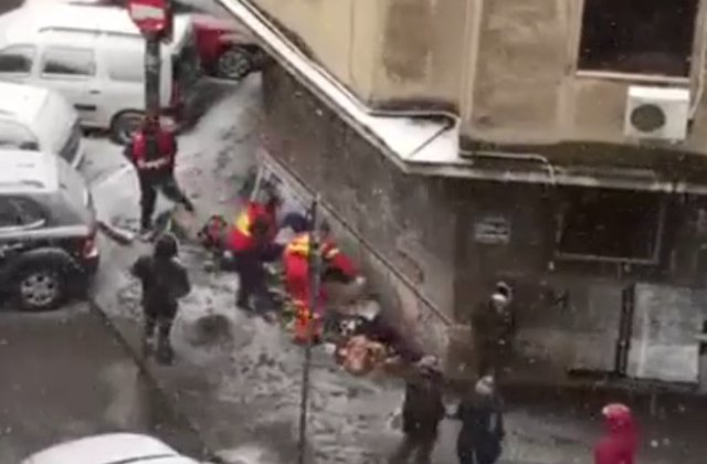 Medicii din Bucuresti au intervenit pentru a salva un om cazut la pamant