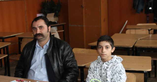 Sansa la educatie. Un barbat de 36 de ani s-a inscris in clasa I