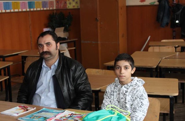 Sansa la educatie. Un barbat de 36 de ani s-a inscris in clasa I