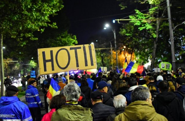 Protest in Piata Victoriei. Peste 1.000 de oameni au cerut demisia lui Toader. Manifestatii si in alte orase din tara