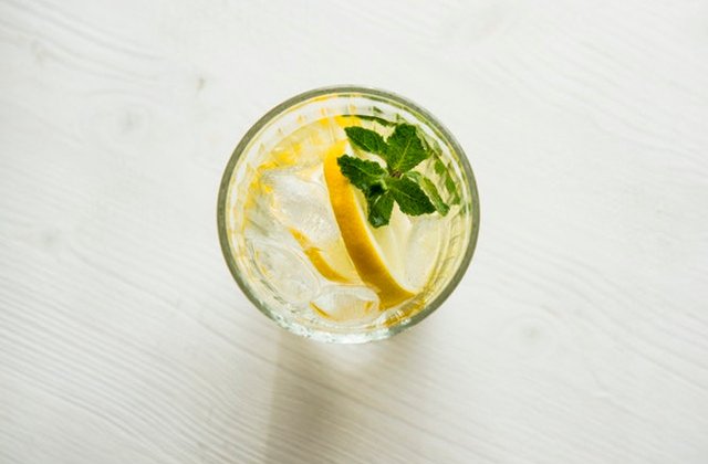 Apa cu lamaie are beneficii uimitoare. Minciuna sau adevar?