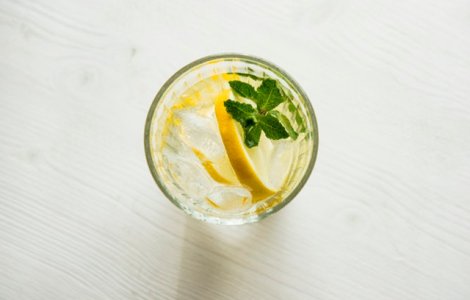 Apa cu lamaie are beneficii uimitoare. Minciuna sau adevar?