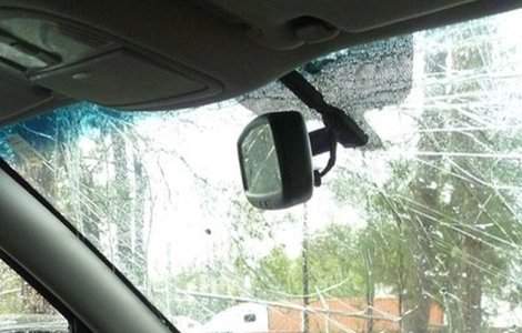 Un tanar in varsta de 21 de ani si-a pierdut viata dupa ce a intrat cu masina intr-un stalp de electricitate