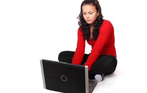 Studiu: Peste 18% dintre elevi sustin ca parintii doar cred ca stiu cu ce se ocupa ei pe internet