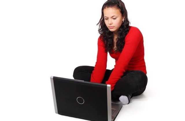 Studiu: Peste 18% dintre elevi sustin ca parintii doar cred ca stiu cu ce se ocupa ei pe internet