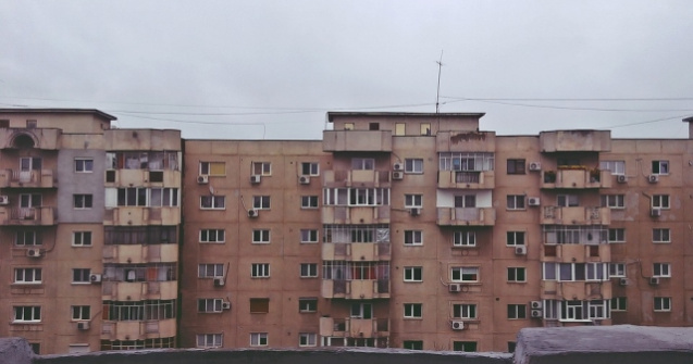 Barbat de 30 de ani care si-a impins tatal de pe balcon, dat in urmarire nationala