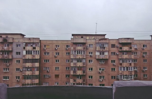 Barbat de 30 de ani care si-a impins tatal de pe balcon, dat in urmarire nationala