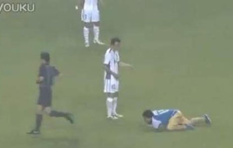  Video  A vrut sa-l bata pe arbitru, dar a esuat lamentabil