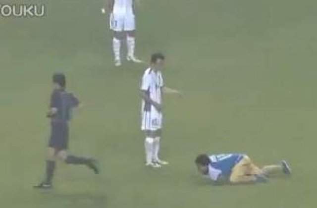 [VIDEO] A vrut sa-l bata pe arbitru, dar a esuat lamentabil