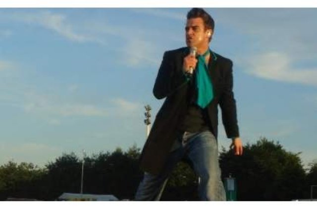 Robbie Williams, cu partile intime la vedere