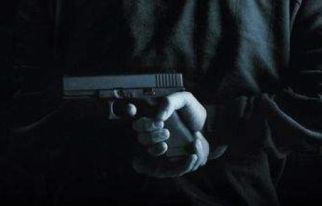 Cu pistolul pe masa, in Parlament