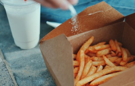  Top  7 riscuri la care esti expus daca mananci prea sarat