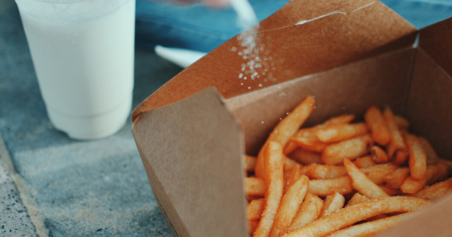  Top  7 riscuri la care esti expus daca mananci prea sarat