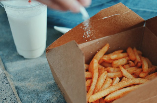 7 riscuri la care esti expus daca mananci prea sarat