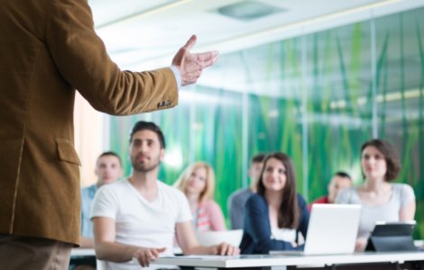 Un profesor de 55 de ani s-a casatorit cu o fosta eleva pentru a evita o condamnare la inchisoare