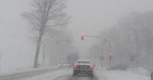 A doua zi de ninsori si viscol: Circulatie oprita pe autostrazi, mai multe drumuri nationale si judetene. Trenuri si curse aeriene, anulate