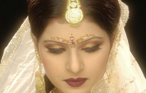 Un indian a fost parasit in fata altarului pentru ca era chel