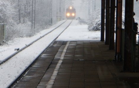 A treia zi de ninsori si viscol: 16 curse aeriene au intarzieri, 120 de trenuri au fost anulate. Autostrazi, drumuri nationale si judetene, inchise